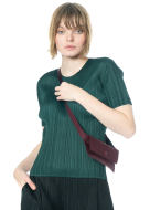 PLEATS PLEASE ISSEY MIYAKE, Gürteltasche PLEATS BODY BAG in Bordeaux