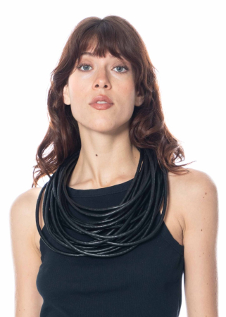 maria calderara, schwarze Halskette aus Kunstleder-Schläuchen