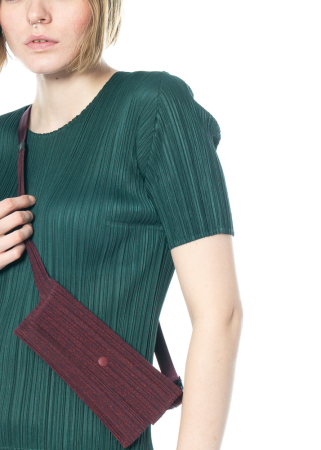 PLEATS PLEASE ISSEY MIYAKE, Gürteltasche PLEATS BODY BAG in Bordeaux