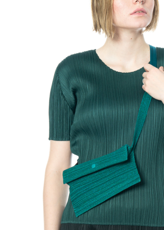 PLEATS PLEASE ISSEY MIYAKE, Gürteltasche PLEATS BODY BAG in Grün